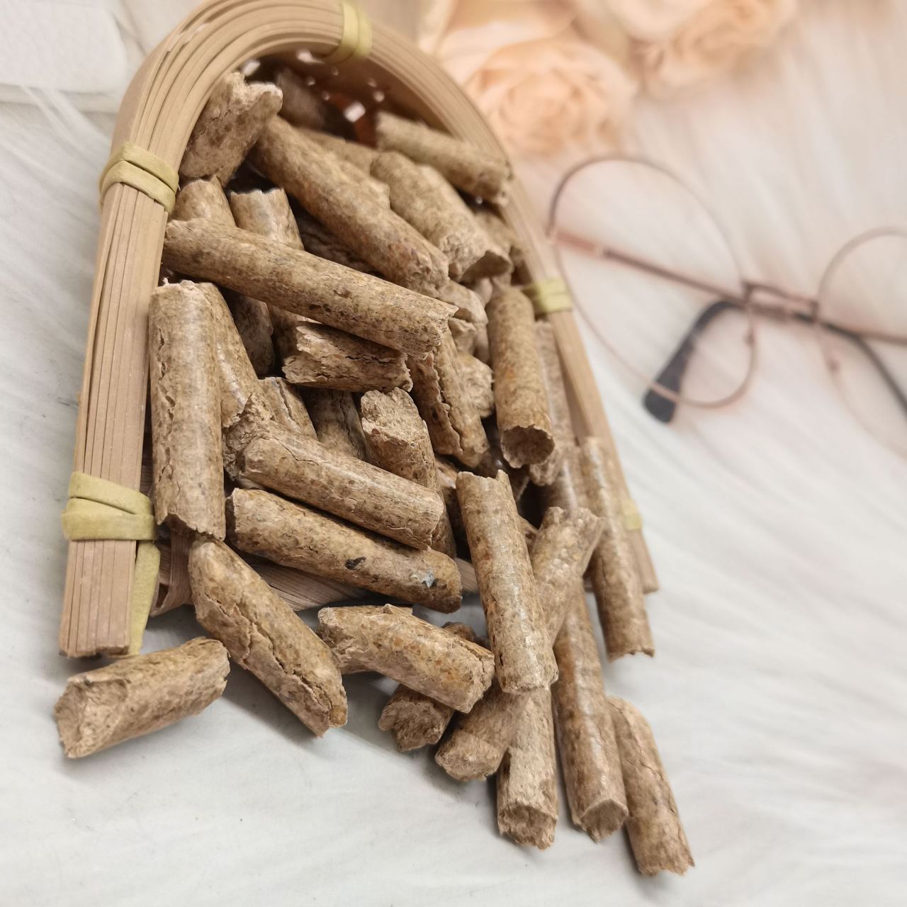 Топливные пеллеты на биомассе оптом, используются для сгорания котлов, подогрева бассейна, бытового дрова, высокое качество и низкая цена