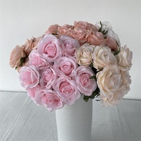Centre de table entièrement garni de fleurs artificielles rouges, 10 grandes roses