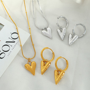 ชุดสร้อยคอและต่างหูรูปหัวใจ โลหะผสมสังกะสี ของขวัญสำหรับผู้หญิง เครื่องประดับ โซ่คล้องไหปลาร้า ดีไซน์ลายหัวใจ - Product Image 1