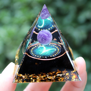 Piramide di Cristallo Stile Ametista con Dodici Segni Zodiacali, Ornamento da Scrivania in Resina Epossidica Fatto a Mano, Regalo di Inaugurazione Casa - Product Image 3