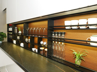 Meubles de cuisine modulaires de luxe avec îlot, portes vitrées, robinet inclus - Prêt pour cave à vin