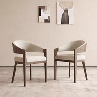 Chaises de salle à manger MULIGNA, best-seller, avec structure en bois massif et accoudoirs rembourrés en coton et lin, pour hôtels et restaurants