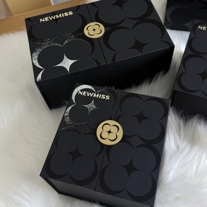 Caja Rígida NEWMISS con Cierre Magnético, Embalaje Cosmético de Cartón Negro con Logotipo Dorado Estampado en Caliente, Forma Rectangular - Product Image 1