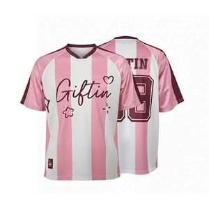 เสื้อเจอร์ซีย์อเมริกันฟุตบอลแบบตาข่าย คอวี พิมพ์ลายสกรีน แบรนด์อนิเมะสั่งทำพิเศษ สำหรับวัยรุ่น ระบายอากาศได้ดี ไซส์ใหญ่ แขนสั้น สไตล์สตรีทแวร์ - Product Image 1