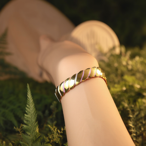 Brazalete de Moda en Acero Inoxidable 316L con Baño de Oro PVD, Sostenible y Resistente - Product Image 3
