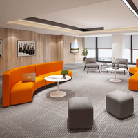 Canapé de réception ou banquette d'attente en tissu orange au design unique et créatif pour espace public