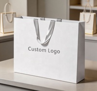 Sacs en papier personnalisés avec votre propre logo, sacs de luxe pour boutiques, chaussettes, cosmétiques, vêtements, chaussures, cadeaux, avec poignée en ruban
