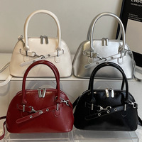 Nouveauté : Sacs à main fourre-tout de luxe en cuir PU brillant pour femmes, petits sacs à bandoulière avec poignées rondes, forme de coquille rétro mignonne et fermoir à boucle.