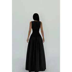 Robe de soirée noire avec détails boutonnés - Product Image 1