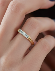 Anillo de Compromiso de Moissanita Verde Azulado en Oro de 14K, Anillo de Aniversario Minimalista con Diseño Inspirado en lo Vintage - Product Image 5