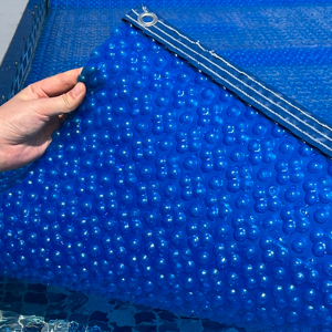 Couverture de piscine à bulles bleues personnalisée pour piscines 400 500 600um Couverture de piscine solaire rectangulaire et enrouleurs - Product Image 1
