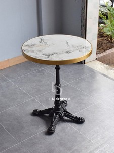 Table d'extérieur minimaliste et moderne avec plateau en dalle de roche à bord doré, personnalisable pour bars, salons de thé, cafés et usage extérieur - Product Image 3