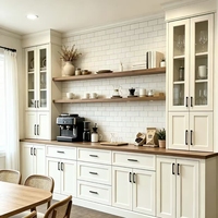 Buffet de style farmhouse américain blanc, meuble de bar à café intégré avec vitrines en verre
