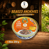 Petits poissons assaisonnés avec une sauce savoureuse traditionnelle, spécialité vietnamienne prête à servir, anchois braisés 250g, produits de la mer en conserve
