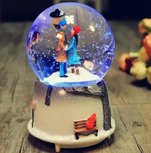 Figurine Pasangan Kotak Musik Bola Salju dengan Kepingan Salju Romantis Bola Kristal Bercahaya Hadiah Cinta Hari Valentine