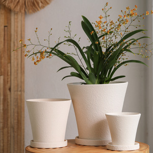 <span class=keywords><strong>Pot</strong></span> <span class=keywords><strong>de</strong></span> fleurs en grès non coloré, cuit à haute température ; <span class=keywords><strong>Pot</strong></span> en argile blanche <span class=keywords><strong>de</strong></span> forme ronde, à texture rugueuse et respirant, avec soucoupe. - Product Image 3