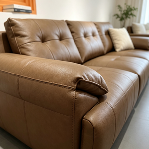 Sofá Moderno de Tres Plazas en Cuero PU con Diseño Acolchado, Brazos Acolchados y Patas Metálicas para Sala de Estar - Product Image 3
