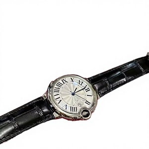 Reloj redondo de cuarzo en tono plateado con correa de cuero con patrón de cocodrilo negro y esfera con números romanos - Product Image 1