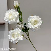 Arrangements floraux blancs et artificiels - bouquets de fleurs en soie en gros pour mariages, décoration intérieure et salles de cérémonie.