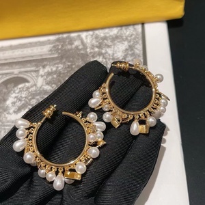 Boucles d'oreilles géométriques en forme de C tendance de haute qualité, inspirées des bijoux de créateurs, grandes créoles perlées pour <span class=keywords><strong>cadeau</strong></span> de mariage pour femme - Product Image 1