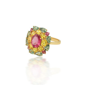 Bague cocktail en or jaune 18 carats avec tourmaline rose et saphirs multicolores, best-seller. Sublimez votre style avec cette bague multioxydes vibrante. - Product Image 2