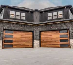 Elegante porta da <span class=keywords><strong>Garage</strong></span> in acciaio a grana di legno automatizzata, porta sezionale isolata con sistema di retromarcia sicuro - Product Image 1