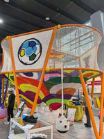 Filet d'escalade coloré en corde tressée et maille diamantée, avec panier de balles suspendu pour balançoire-nid, pour zone de jeu d'aventure pour enfants