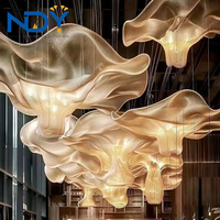 Lustre LED suspendu en verre long et large pour hall d'hôtel, avec fonction anti-éblouissement, télécommande, luxe moderne, blanc et or, personnalisable pour escalier