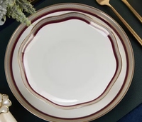 Service de table Hongyun Datou 50 pièces en porcelaine fine, bordure dorée de luxe, motif bordeaux, vaisselle ronde, ovale et irrégulière pour la maison