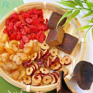 ยาสมุนไพรชนิดน้ำในกระป๋อง (แบบกระป๋อง) ผสมอินทผลัมแดง โกจิเบอร์รี่ ลำไย น้ำตาลทรายแดง 200 มล. สำหรับชงดื่มร้อนบรรเทาอาการไอ - Product Image 1