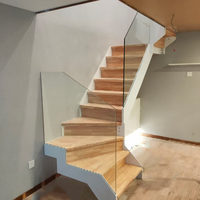 Escalier droit sur mesure en acier et bois à double poutre pour villa, avec poutres inclinées et rampes en verre et bois massif, pour intérieur de duplex et loft
