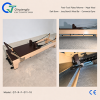Reformer de Pilates pliable en bois d'érable brun foncé avec barre en bois massif et support de rangement pour salles de sport commerciales