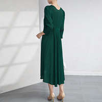 Robe plissée élégante col en V pour femme 2026, manches 3/4, ourlet asymétrique, robe midi plissée coupe ample couleur unie, vente en gros