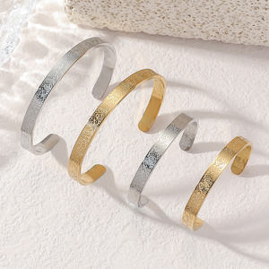 Bracciale Inciso con Motivi Islamici Arabi, Placcato Oro 18K in Acciaio Inossidabile, Braccialetto alla Moda per Donne, Vendita all'Ingrosso - Product Image 1