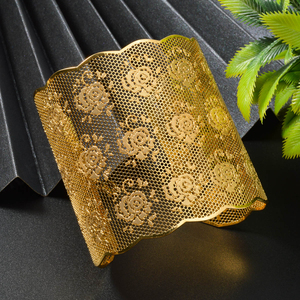 Brazalete Étnico Personalizado con Flores, Chapado en Oro de 18k, Diseño Hueco para Mujer - Product Image 1