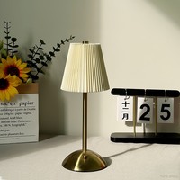 Lampe de bureau LED moderne en fer, en forme de parapluie, avec tissu plissé, intensité variable, température de couleur réglable, CRI 80 élevé, abat-jour blanc, électrique, pour hôtel