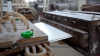 Chine Alibaba fournisseur ligne d'extrusion de PVC pour les composants de noyau de panneau de plafond de mur de matériau de construction comprenant la pompe PP PE WPC