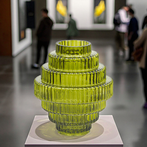 Vase en verre côtelé à plusieurs niveaux, teinte vert citron. Idéal pour <span class=keywords><strong>les</strong></span> arrangements floraux, <span class=keywords><strong>la</strong></span> décoration intérieure, ajoutant une touche rétro-moderne. - Product Image 6