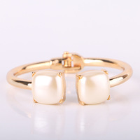 Grand fermoir perle Bracelets de manchette Asymétrique Broadside Ball Menottes Bracelet de poignet pour femmes filles Simple Bijoux de mode