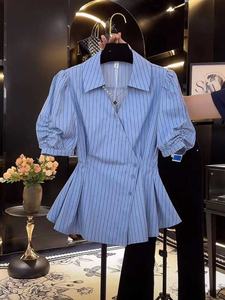 Design Sense Blouse d'été décontractée vintage pour jeunes femmes, coupe ample amincissante, col en V, manches bouffantes rayées, grande taille - Product Image 1