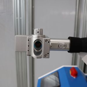 Machine de décapage de <span class=keywords><strong>rouille</strong></span> au laser 2000W/3000W, élimine la <span class=keywords><strong>rouille</strong></span> des moules métalliques, machine de nettoyage au laser à fibre continue portable - Product Image 4