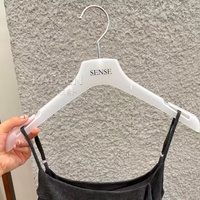 Moderner Hochwertiger Halbtransparenter Mattierter Kunststoff-Kleiderbügel Hosenhalter für Bekleidungs-Showroom-Präsentation