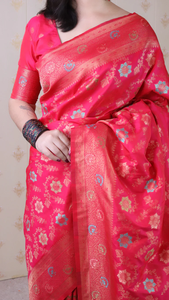 Impresionante Sari de seda suave rosa Banarasi Jaal con patrones tejidos dorados Zari y Meenakari, ideal para bodas, festivales - Product Image 2