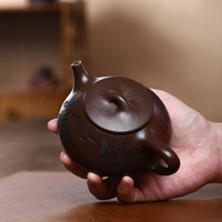 Théières en céramique d'argile violette de Yixing en gros - Artisanat domestique avec motif « Le ciel récompense la zérité », nouveau style chinois