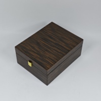 Boîte cadeau en bois plaqué haute brillance avec insert en mousse pré-découpé, charnière et serrure métalliques, logo personnalisé, boîte de rangement de luxe pour emballage cadeau de marque