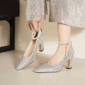 Escarpins à bout pointu avec paillettes et bride de cheville perlée, talon bloc, chaussures de mariée pour mariage - Product Image 3