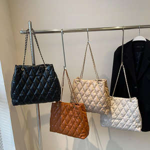 กระเป๋าหนัง PU สีดำคลาสสิก รุ่นปี 2026 สำหรับผู้หญิง ความจุขนาดใหญ่ พร้อมตัวล็อคแม่เหล็ก สะพายไหล่ได้อเนกประสงค์ แฟชั่นทันสมัย - Product Image 1