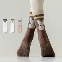Chaussettes de yoga à cinq doigts personnalisées avec semelle adhésive pour une fonction antidérapante, adaptées aux femmes en toutes saisons pour le Pilates