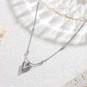 Collar con colgante de corazón hinchado de acero inoxidable en oro PVD de 18 quilates con cadena de hueso de serpiente con acento de cuentas | Impermeable e hipoalergénico - Product Image 3