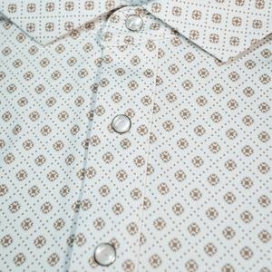 Polo de golf pour femme de qualité supérieure, entièrement imprimé, col rigide, personnalisable, avec fermeture 1/4 zip, col montant brodé et boutons pression perlés - Product Image 5